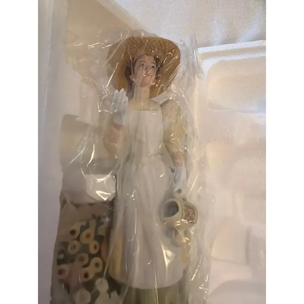 2008 Avon Mrs. Albee Award Presidents Club Porcelain Full Figurine With Box